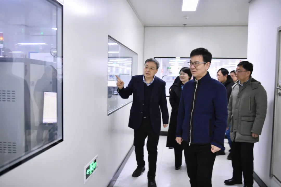 滨江区委书记章登峰走访慰问新宝gg官网微春节坚守岗位的一线干部职工